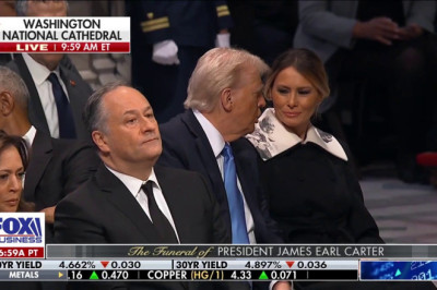 Harris, Emhoff appear to ignore Trump, Obama as outgoing veep grimaces at presidential banter