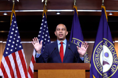 Jeffries declines to endorse Mamdani, says they will meet after Uganda trip