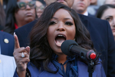 Crockett cheers Texas Dems fleeing to delay congressional maps backed by 'ridiculous tyrant' Trump: 'Deuces!'