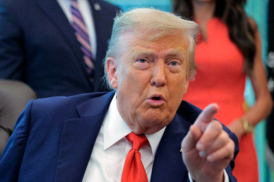 Trump roils Chicago Democrats with Apocalypse Now meme hinting at National Guard deployment