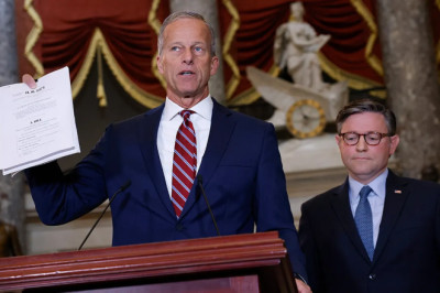 Mike Johnson undercuts John Thune on Obamacare negotiations to end shutdown