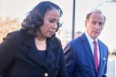 Supreme Court appears ready to keep Lisa Cook on Federal Reserve board despite Trump efforts to fire her