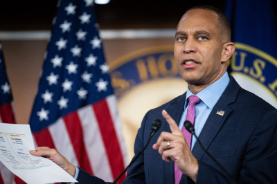 GOP senator jabs Jeffries as 'butt hurt' over Trump-Schumer deal